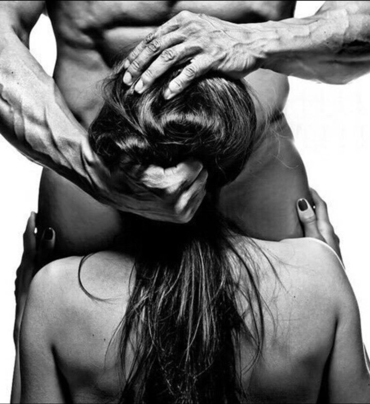 Сзади за волосы