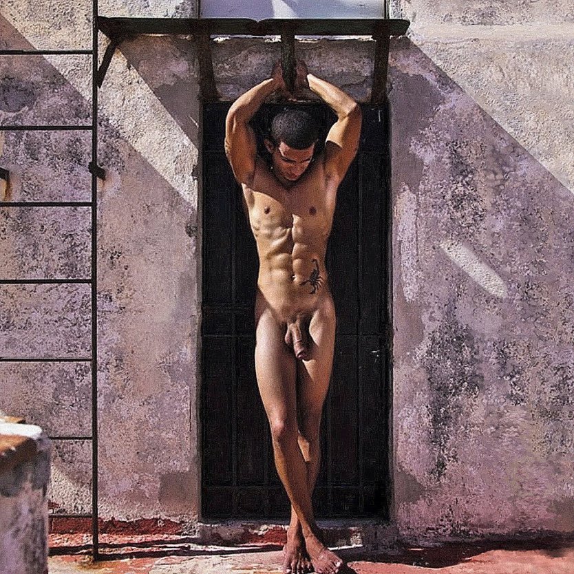 Голый мужчина в квартире