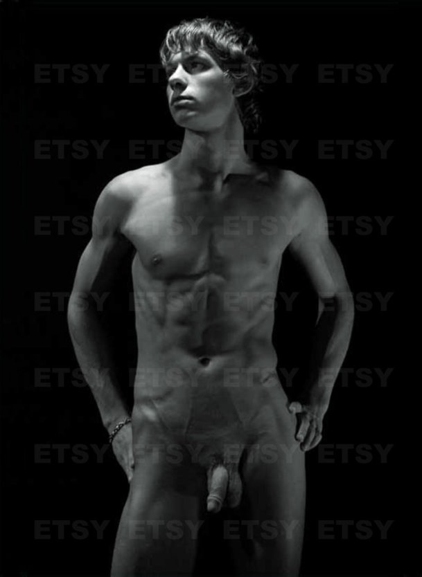 Молодой худой голый парень