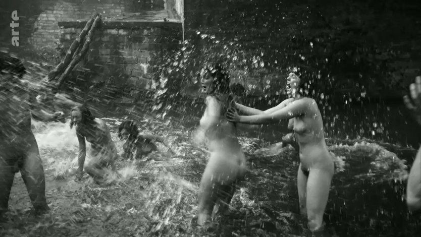 Купается голой в фильме триллере