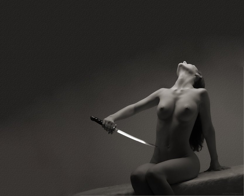 Голые спортсмены со шпагой