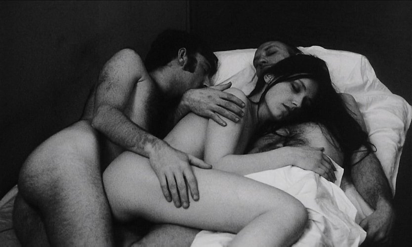 Втроем в кровати голые