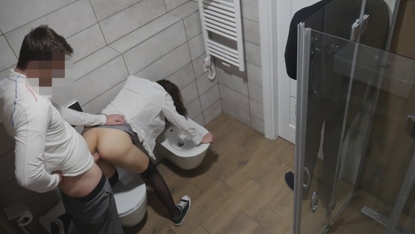 Голые студентки в туалете