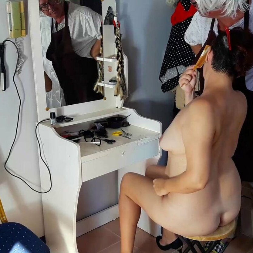 Парикмахерская с голыми бабами