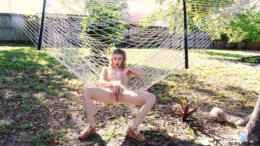 Кудрявая маленькая в гамаке голая