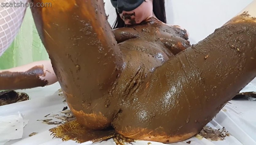 Девушка обмазанная говном