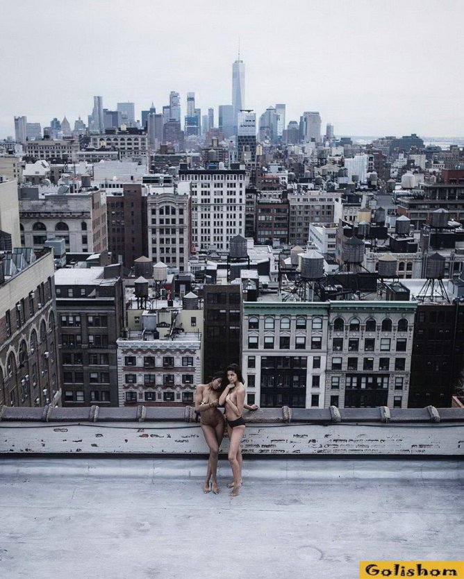 Голая фотосессия на балконе небоскреба