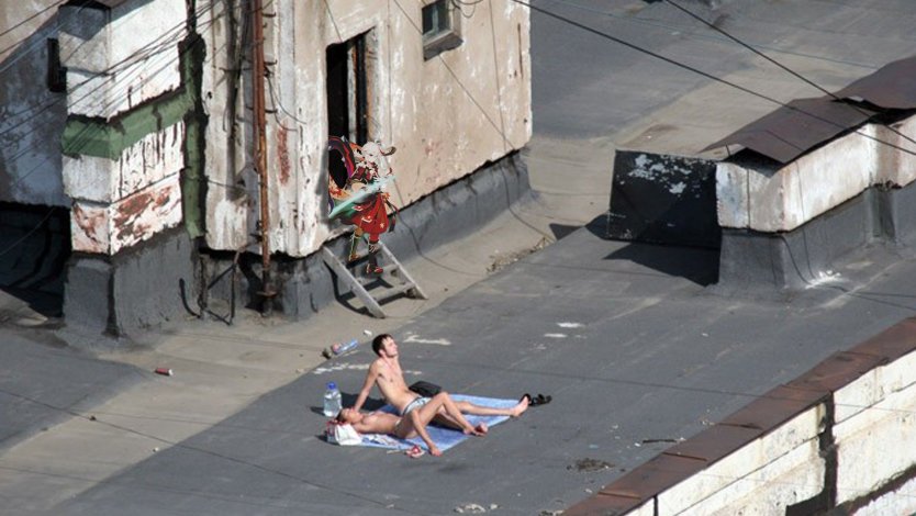 Загорает голышом на крыше