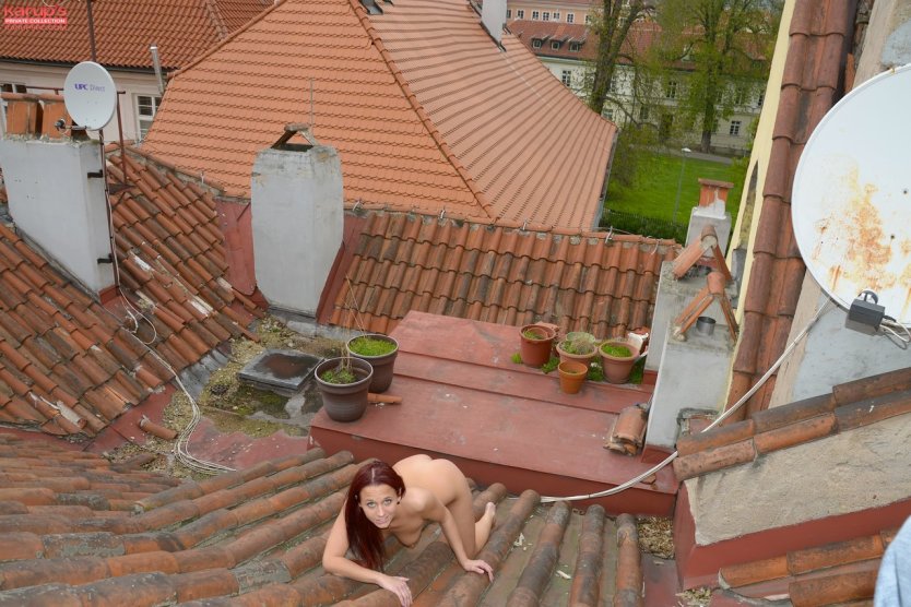 Голая извращенка на крыше