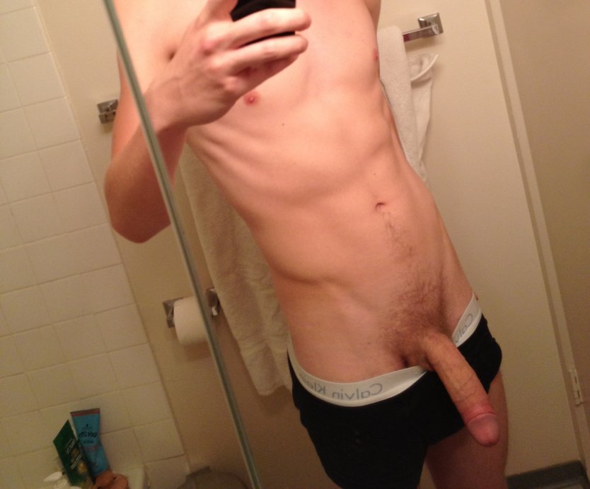 Парень с длинным членом селфи