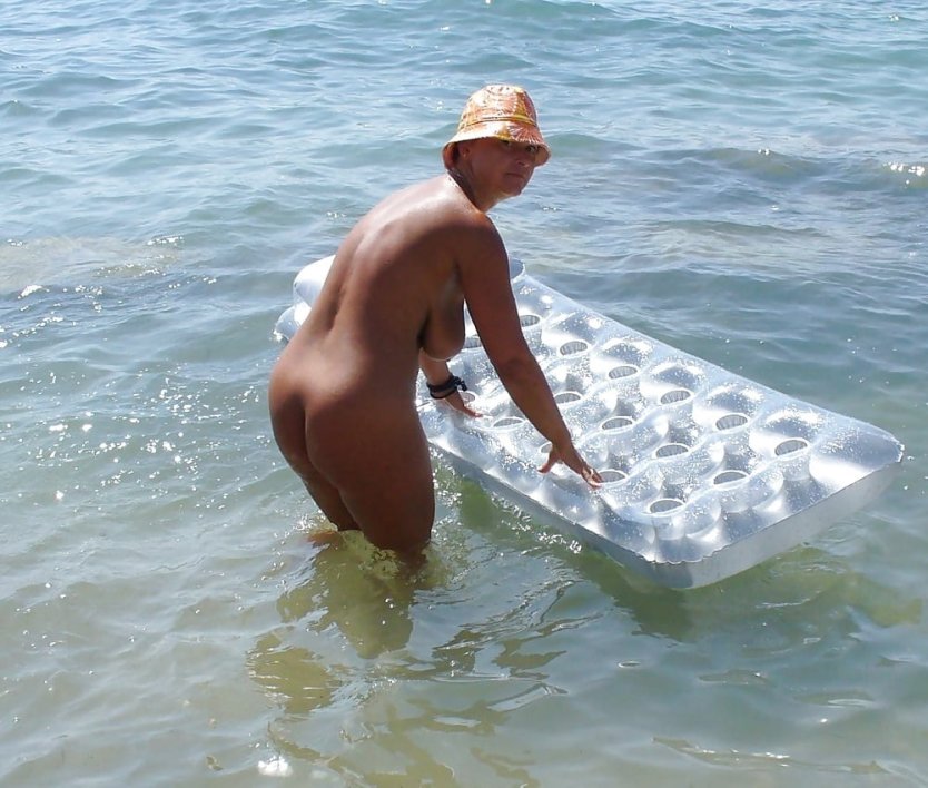 Бабы купается в море голышом