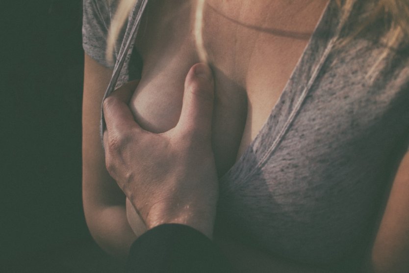 Женские сиськи в мужских руках