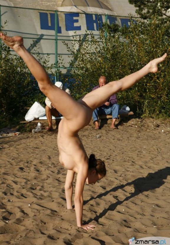 Голые гимнастки на публике