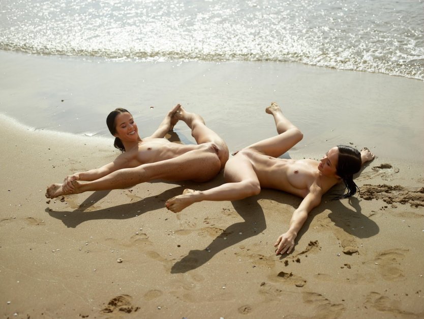 Эротическая гимнастика на пляже