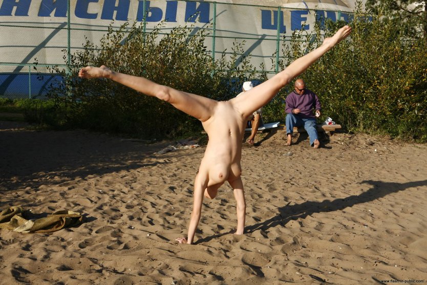 Голая гимнастка на турнике