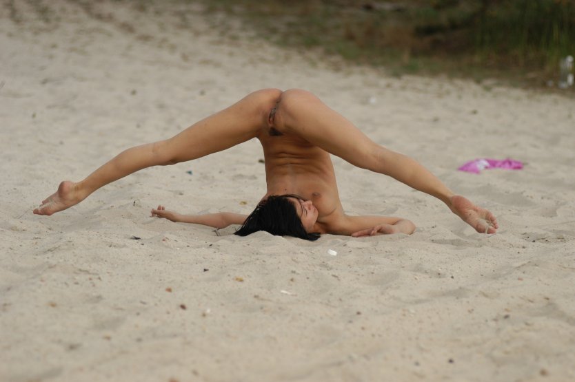 Голые гимнастки на берегу