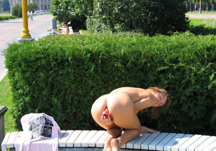 Нагишом загорает в людном месте