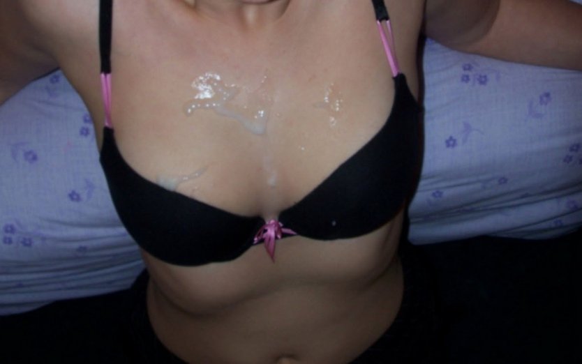 Белый бюстгальтер в сперме.