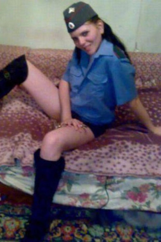 Ню девушки в милицейской форме