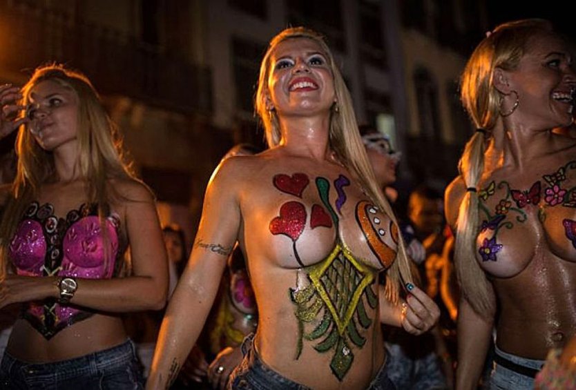 Голые женщины на фестивале