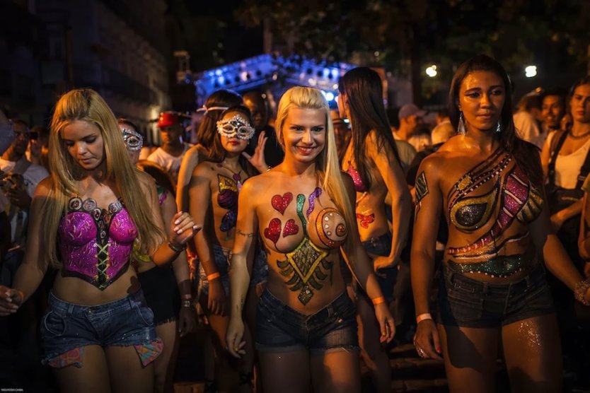 Девушки топлесс на карнавале
