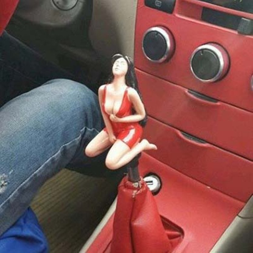 Девушка с фалосом в авто