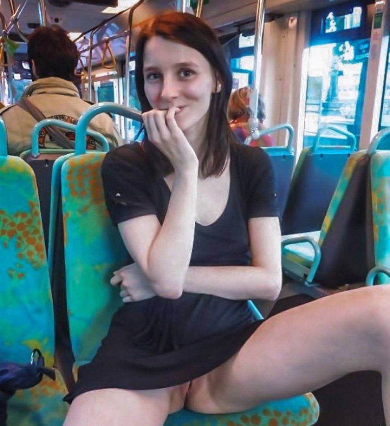 Девушка без трусиков в автобусе