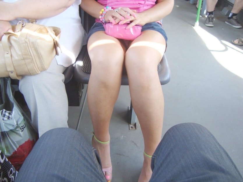 Подглядывать под юбки в транспорте