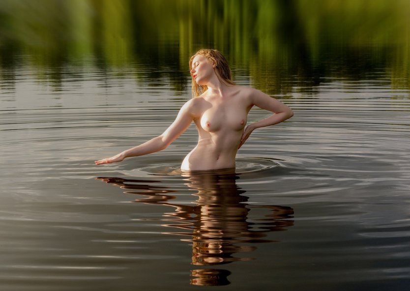 Голые красотки купаются