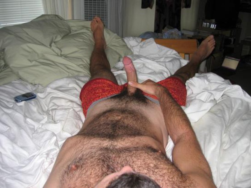 Голый волосатый мужик спит