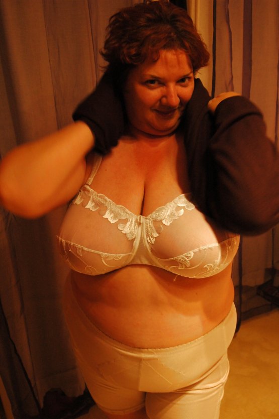 Толстые женщины в бюстгальтере