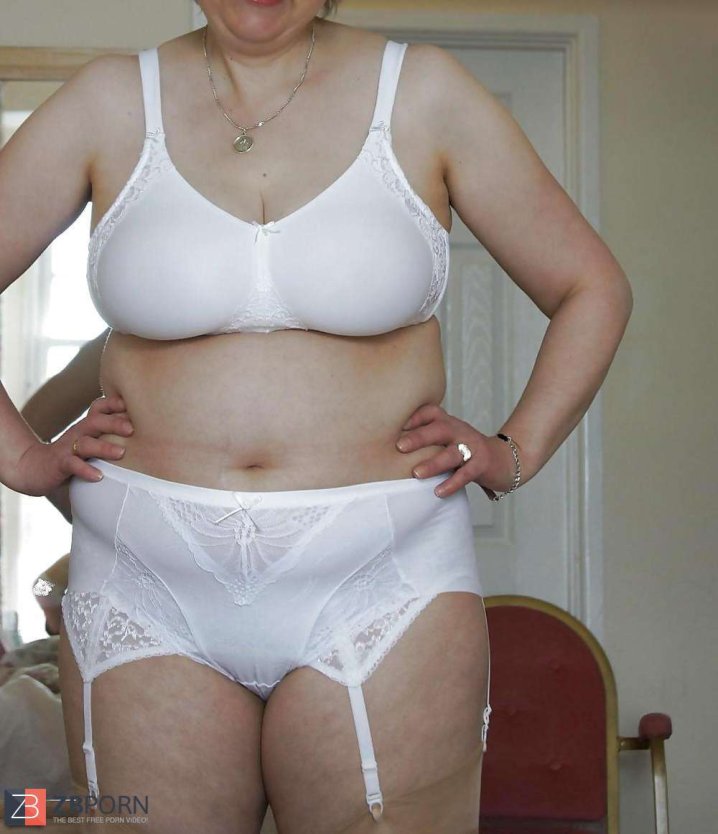 Пожилые женщины в трусиках