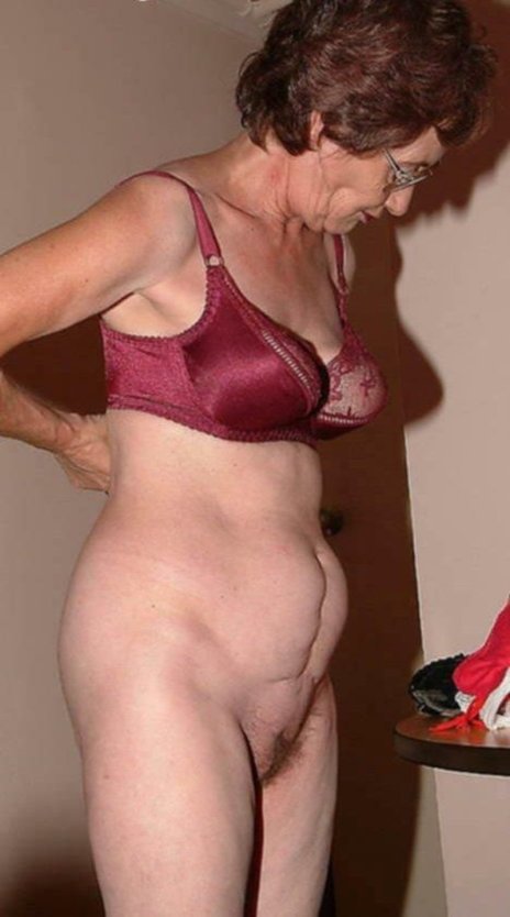 Пожилые женщины в трусах