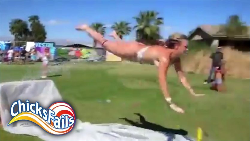 Девушка раздевается на батуте