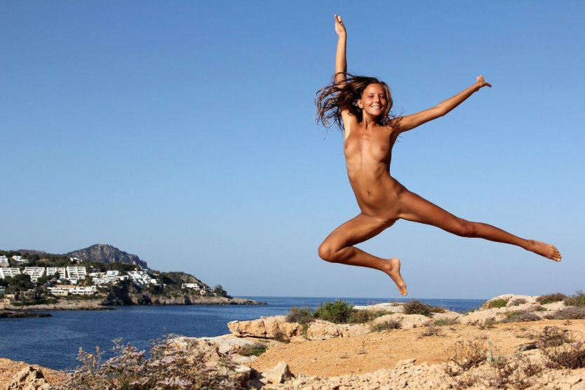 Женщины прыгают голышом