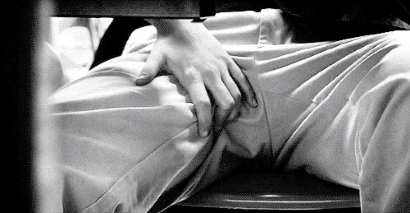 Мужчина ласкает девушку