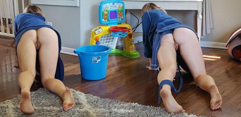 Жена моет пол без трусов