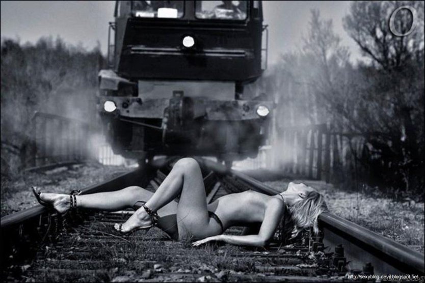 Ню фотосессия на рельсах