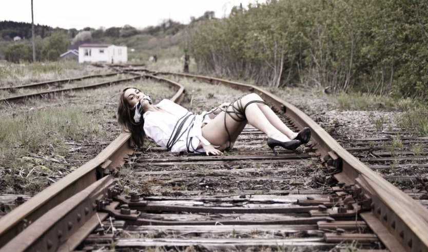 Девушка рельсы