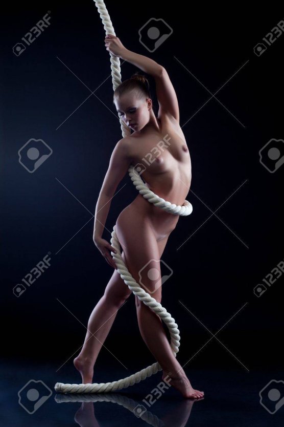 Голая воздушная гимнастка