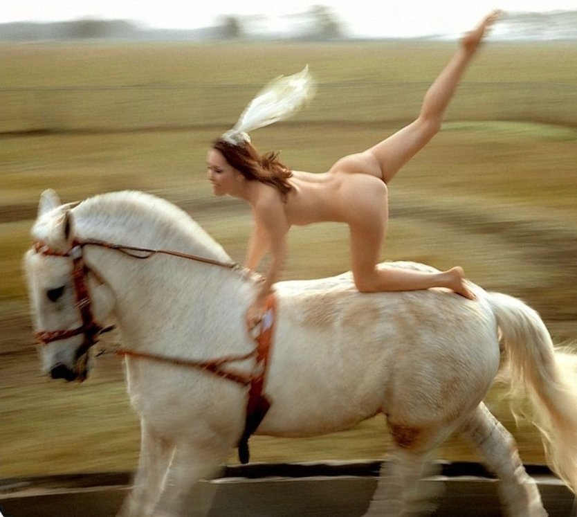 Голая женщина верхом на пони