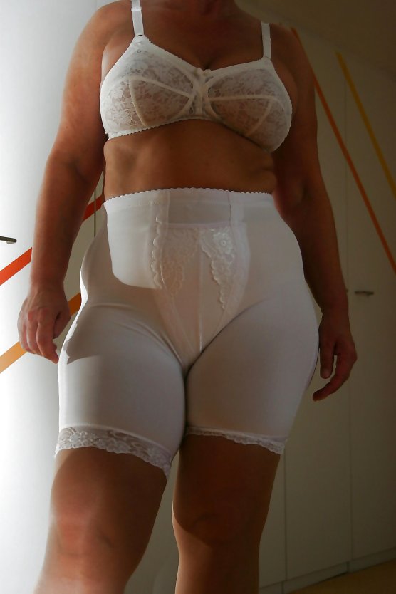 Зрелые бабы в белых трусах