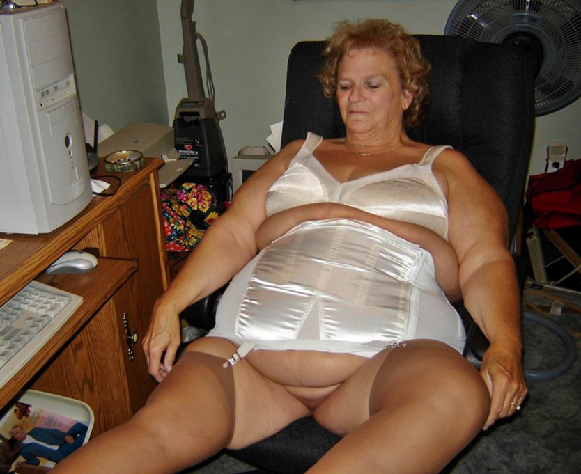 Пышные старушки в трусах