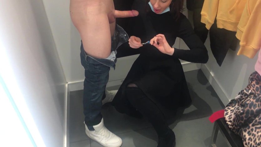 Трах в примерочной с продавцом