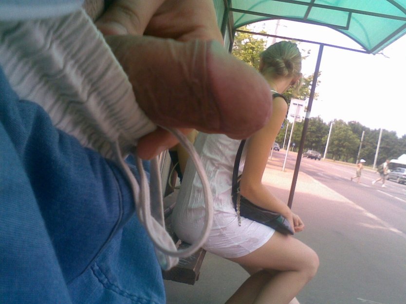 Подрочила парню на улице