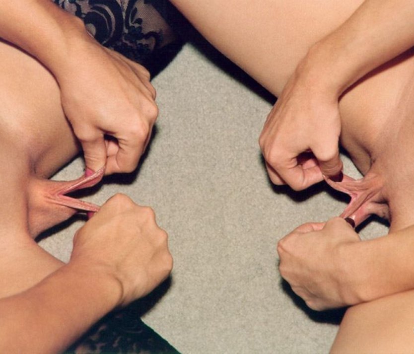 Девушки меряются писюнами