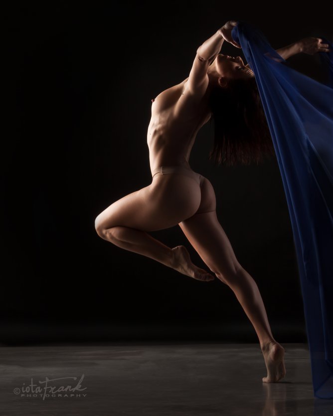 Красивые голые танцовщицы