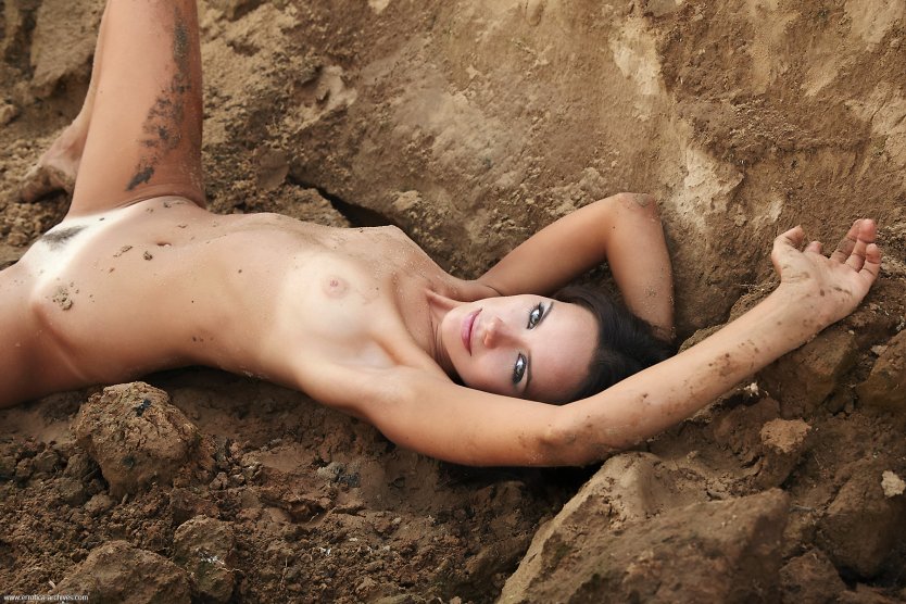 Девушки голышом на песке