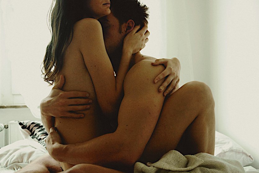 Парень с девушкой обнимаются ню