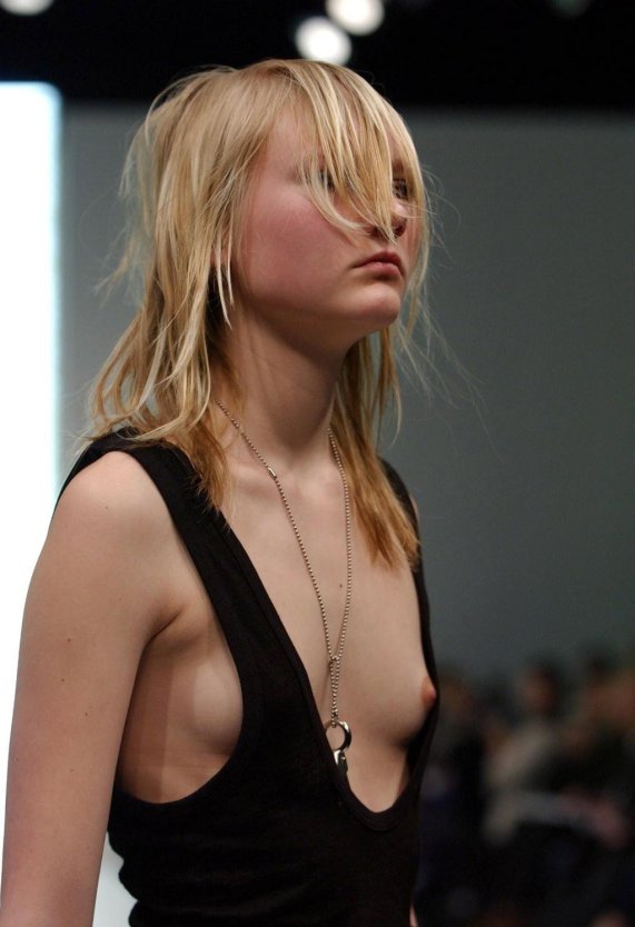 Засветилась маленькая грудь